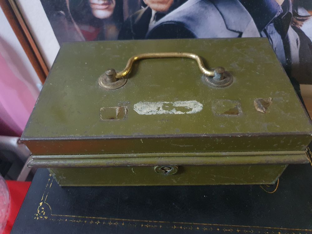 Lot 127: Vintage metal box