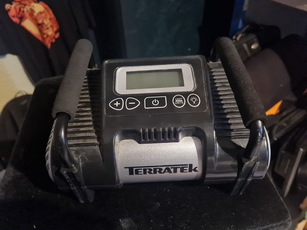 Lot 142: Tyre inflator