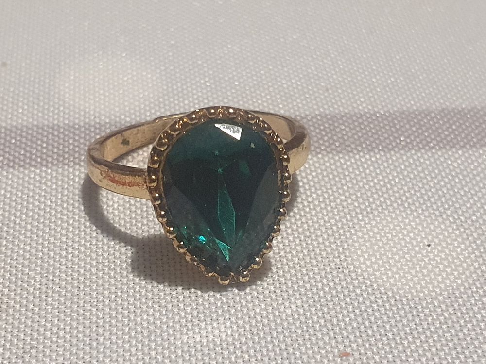 Lot 222: Large green stone ring