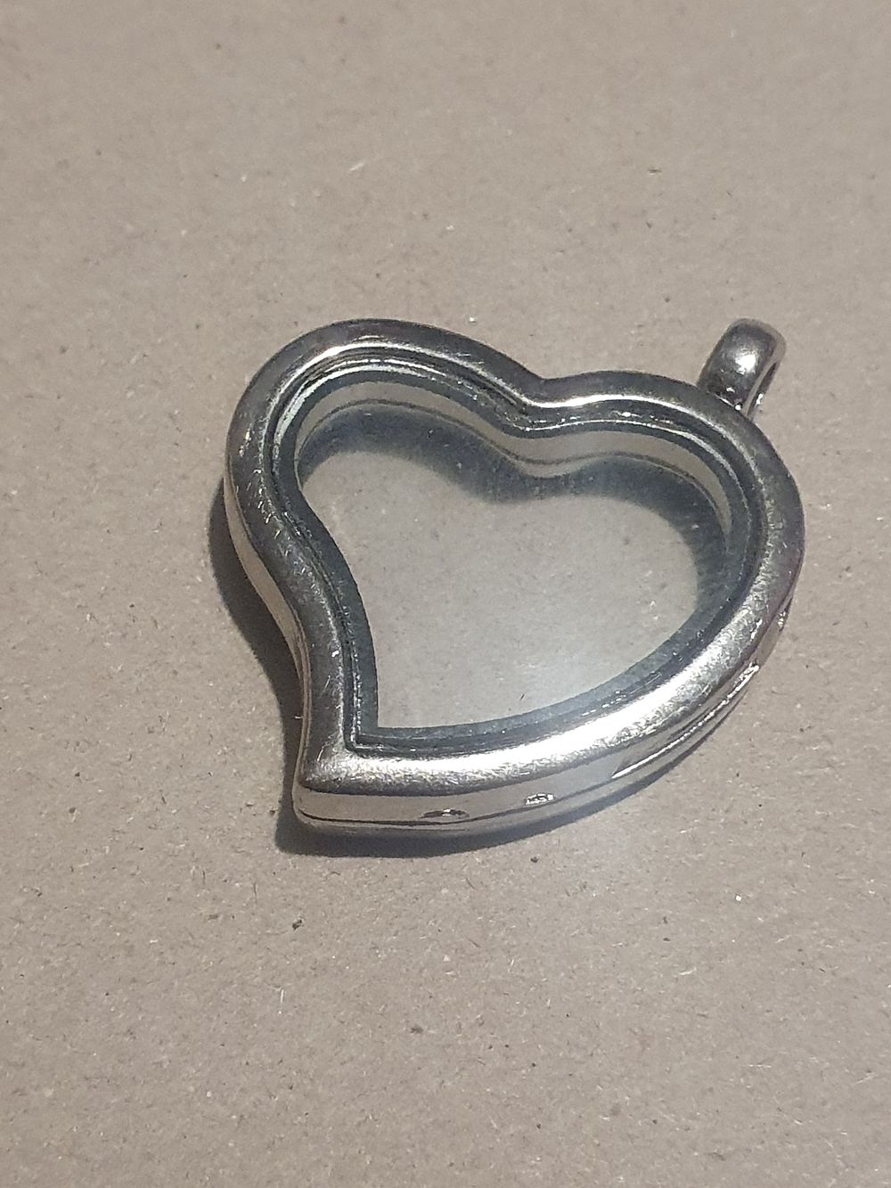 Lot 228: Heart locket