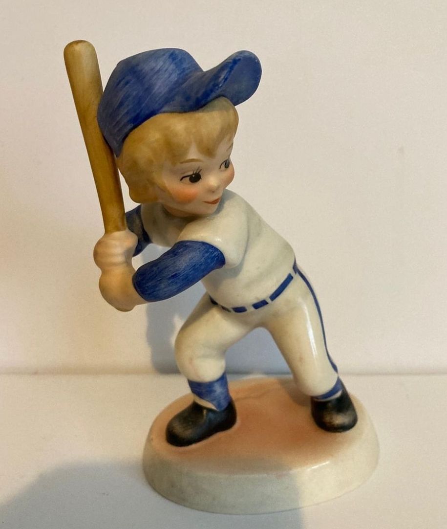 Lot 267: Rare hummels baseball figure