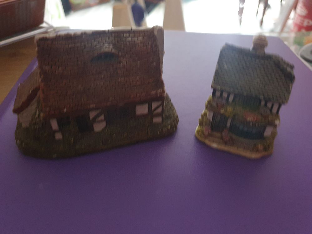 Lot 117: 2 small cottages