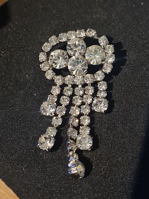 Beautiful ladies broach