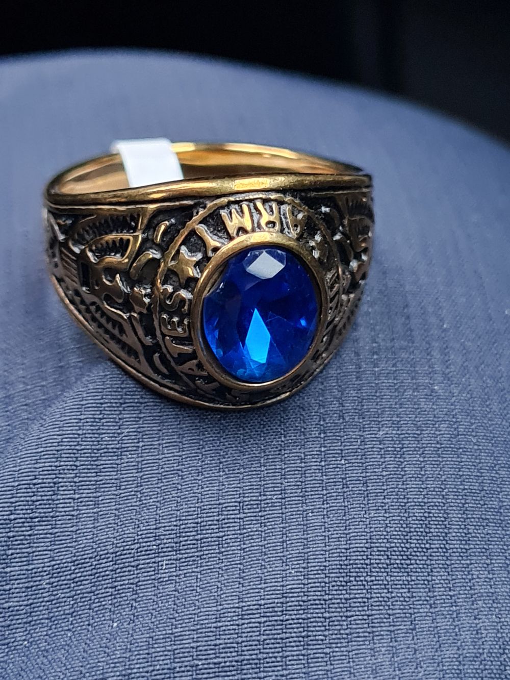 Lot 7d: Large gents ring