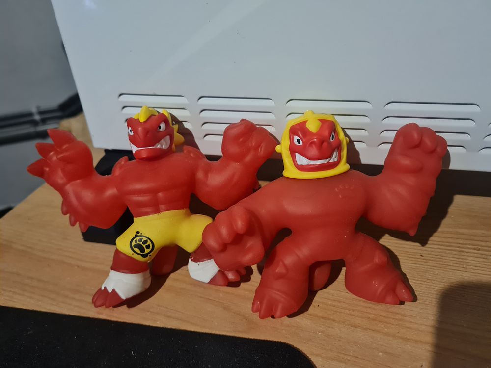 Lot 138: 2 toys