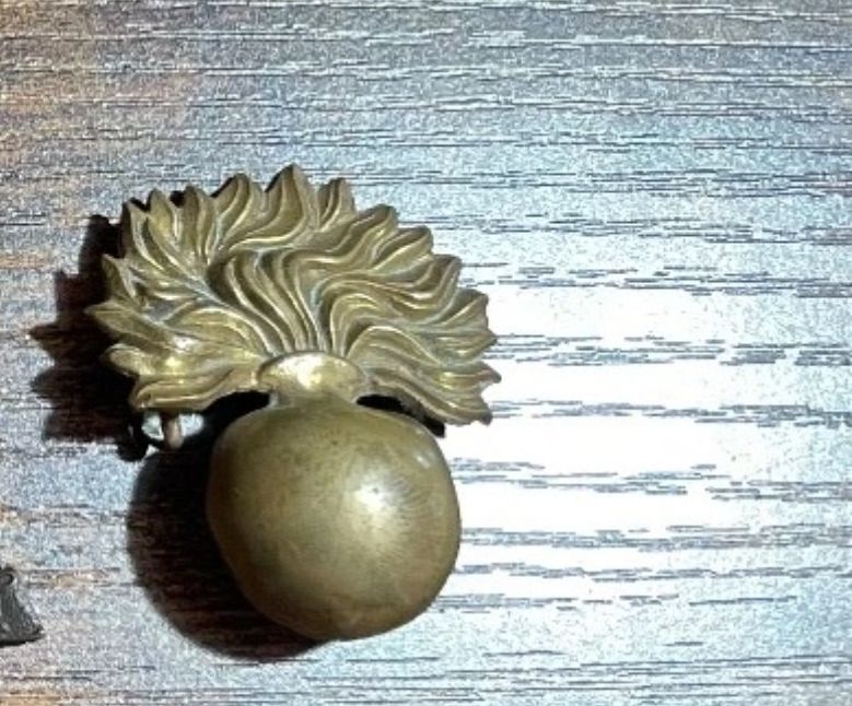 Lot 159: Military cap badge