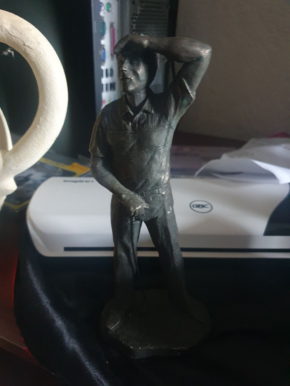 Lot 194: Tall golf figurine