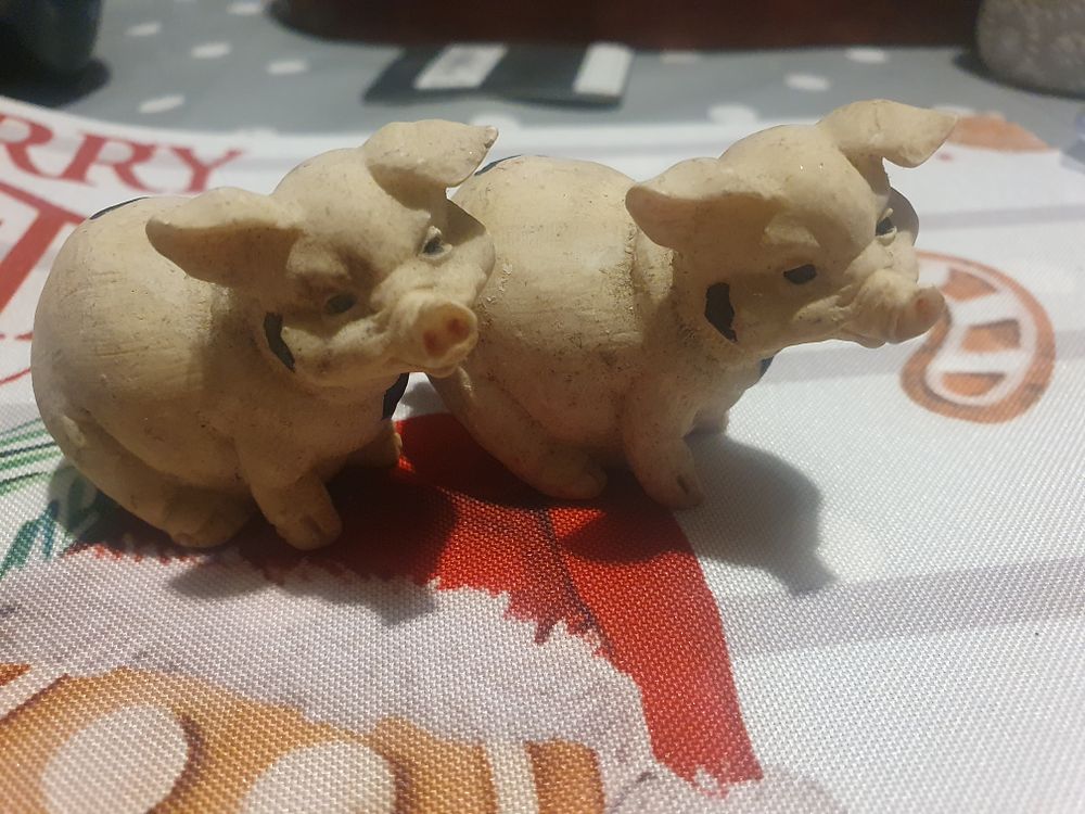 Lot 221: 2 pig figurines