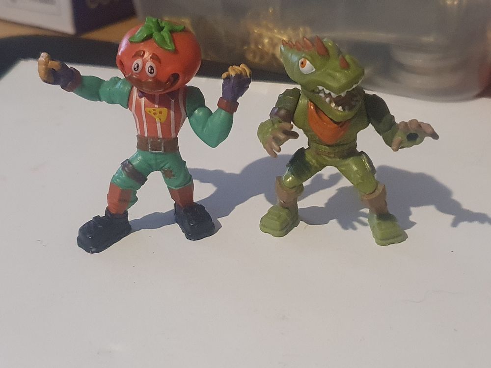 Lot 330: 2 figurines