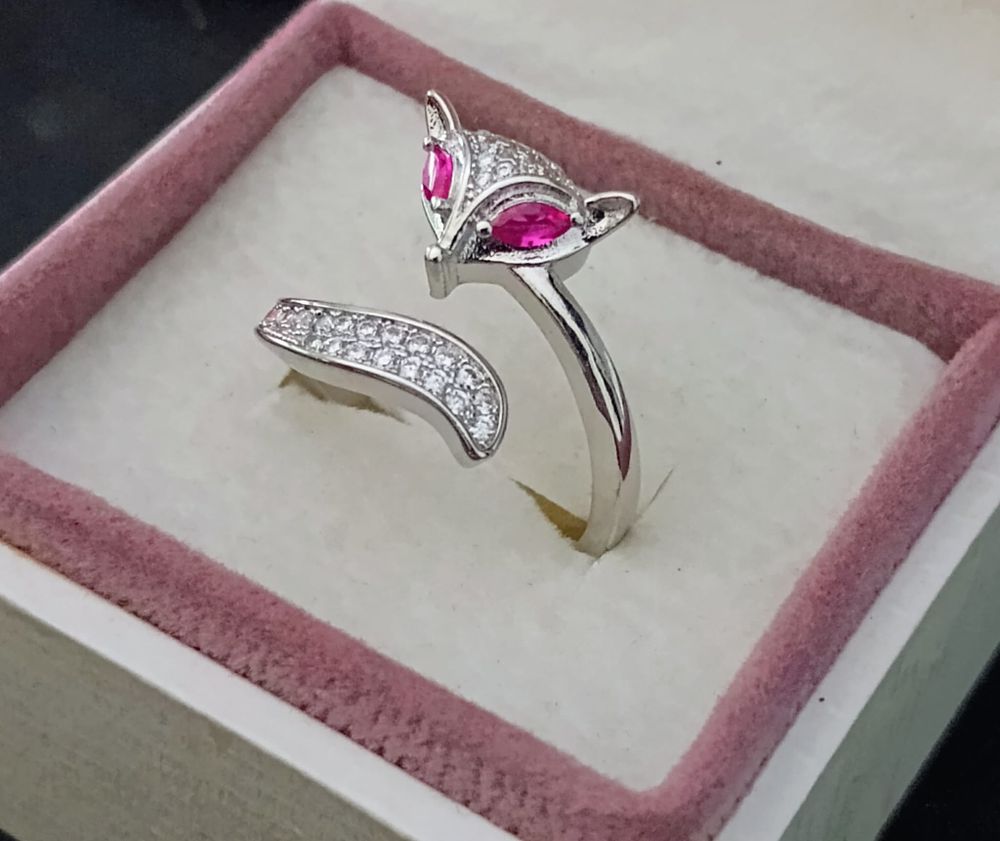 Lot 269: S925 fox ring