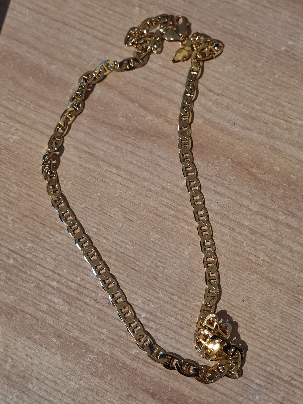 Lot 272: 18k gold plated chain