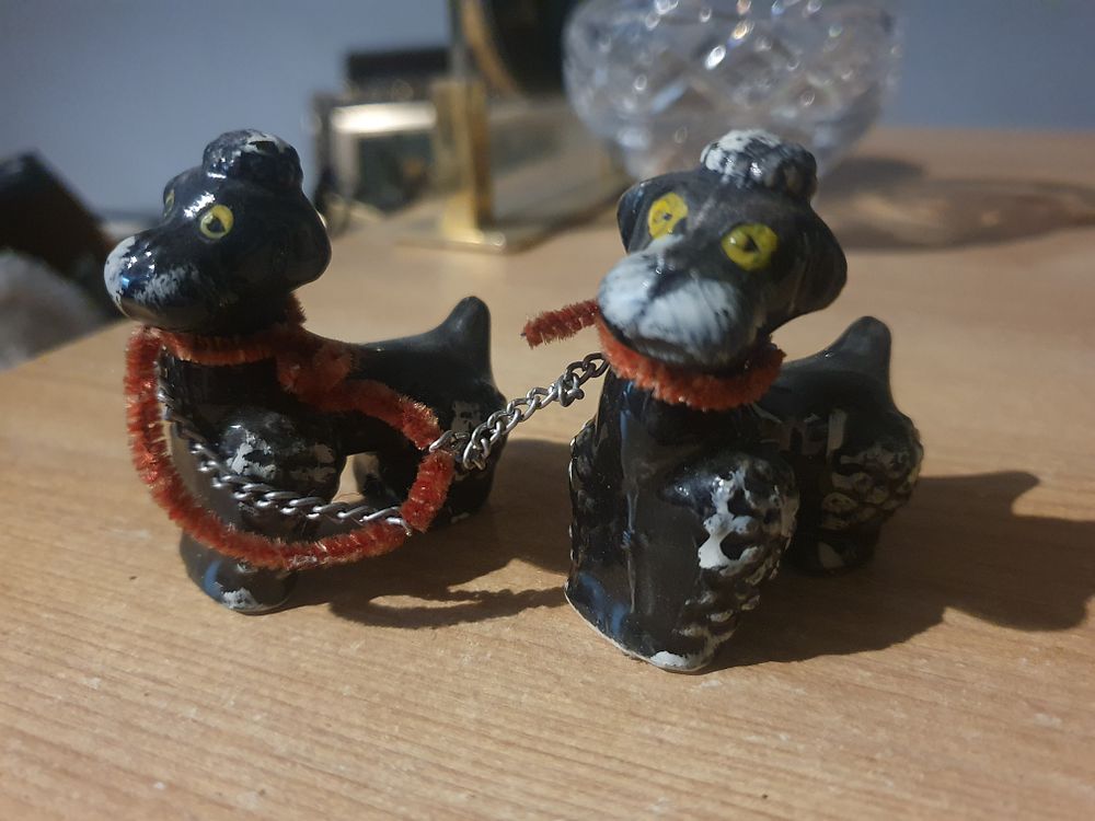 Lot 346: 2 small dog figurines