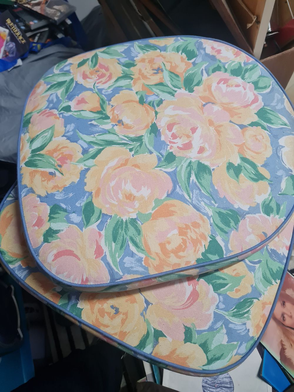 Lot 107: 4 chair cusions