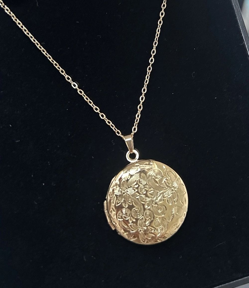 Lot 270: 18K Gold Filled Large Round Opening Locket Pendant On chain