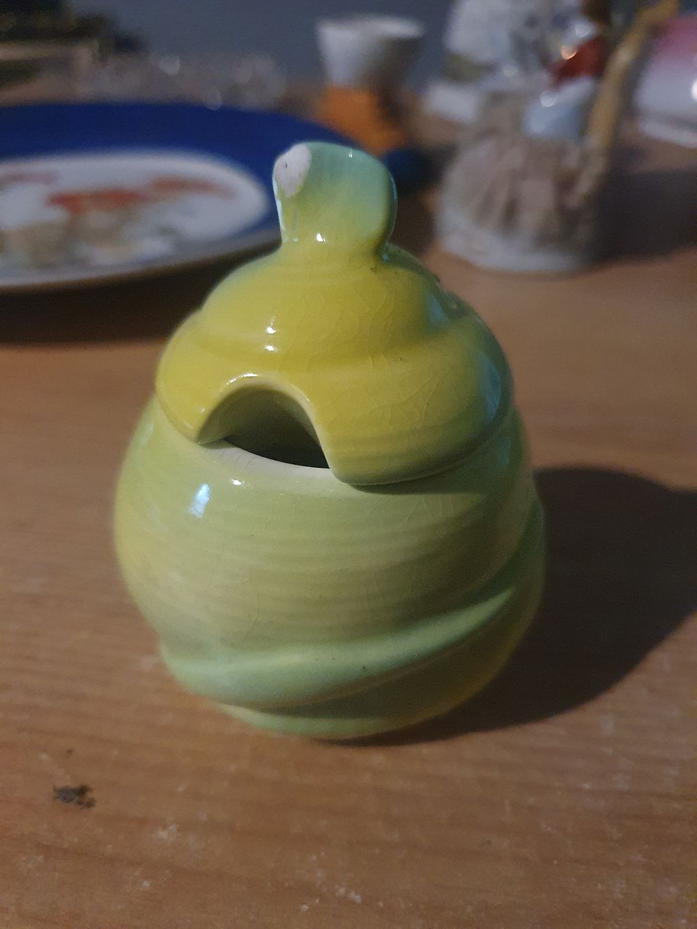 Lot 310: Vintage honey pot