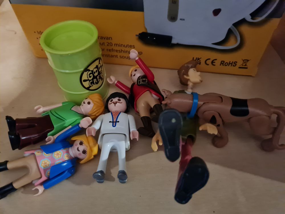 Lot 43w: Scobby do figures
