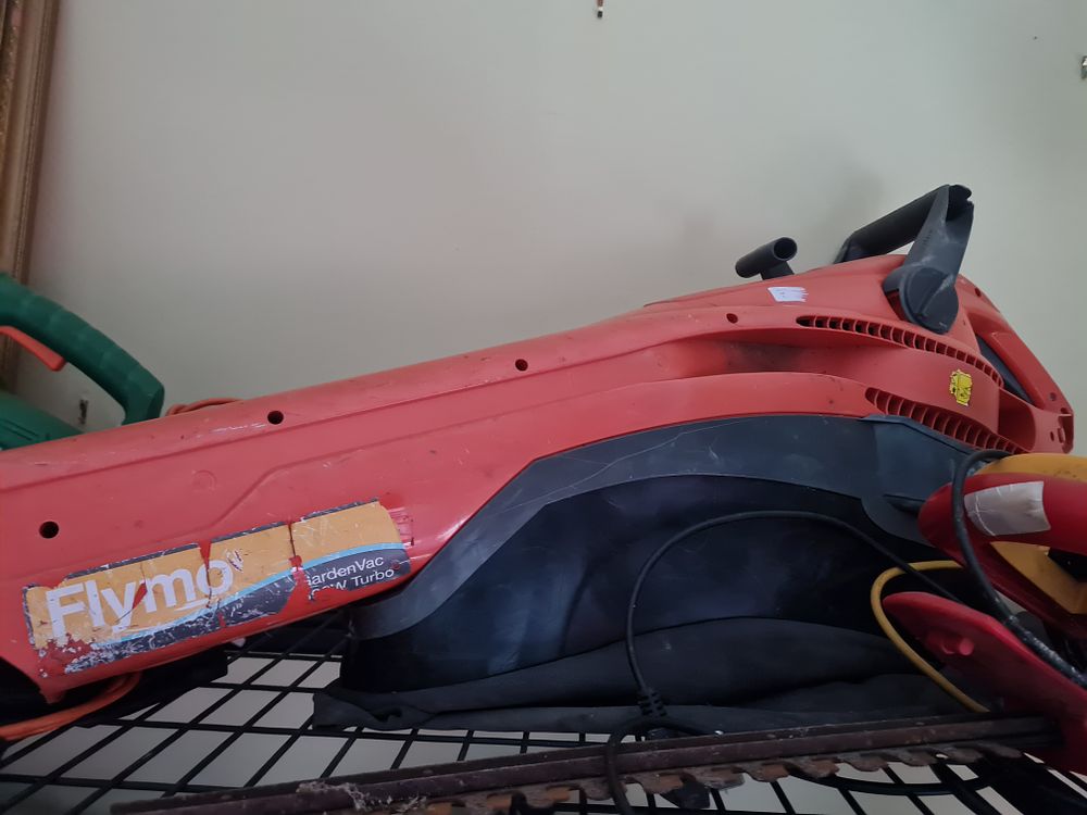 Lot 17f: Large leaf blower working