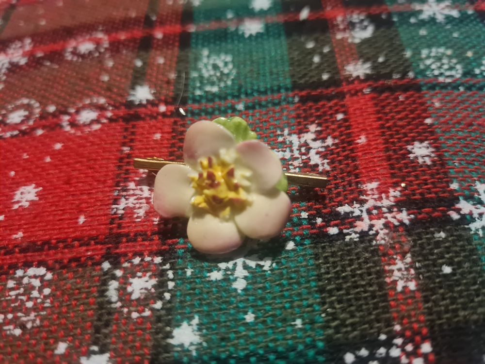 Lot 376: Flower broach