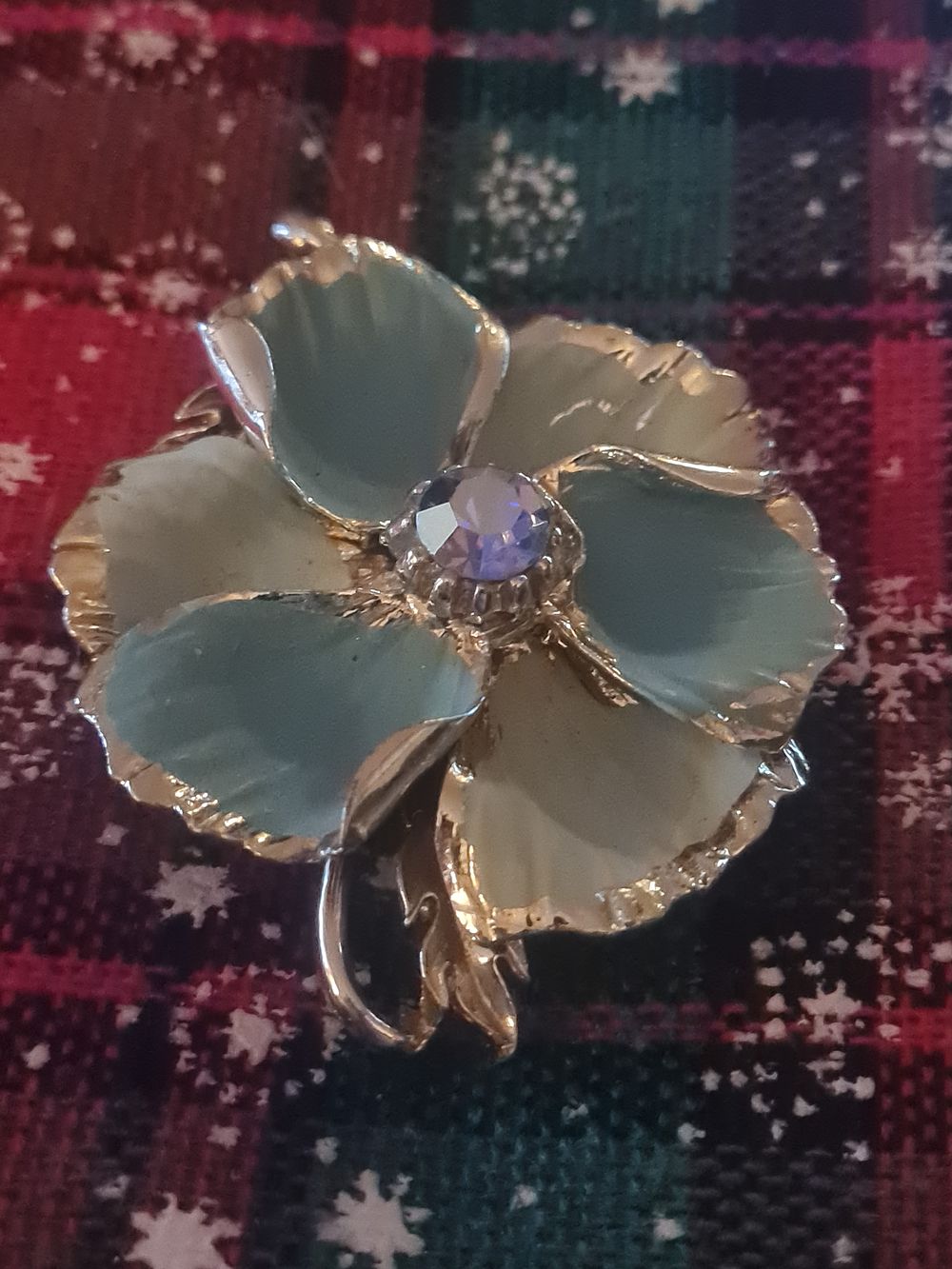 Lot 397: Vintage large flower broach