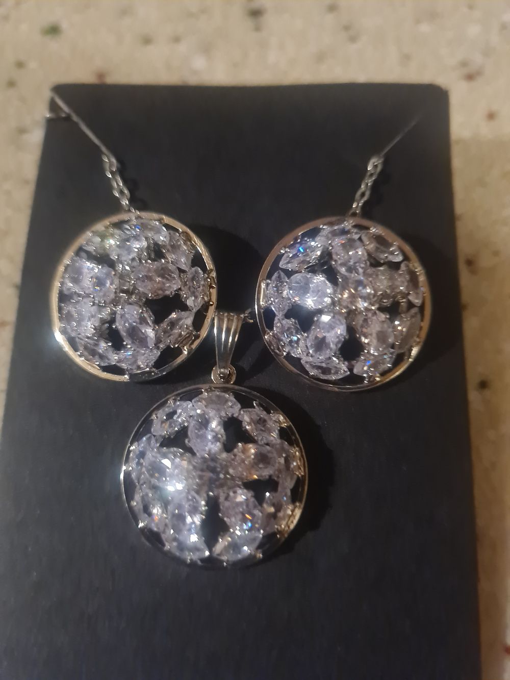 Lot 402: New chain & earings set