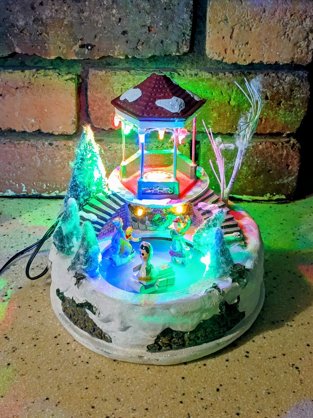 Lot 9d: Light up Christmas ornament needs slight mending batteries or AC Adapter