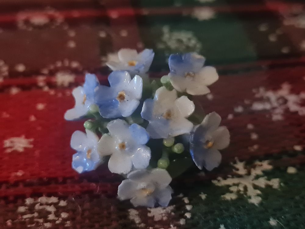 Lot 186: Vintage flower broach
