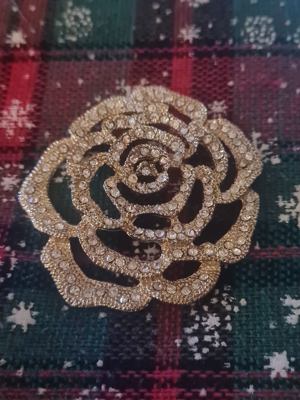 Lot 190: Large vintage broach
