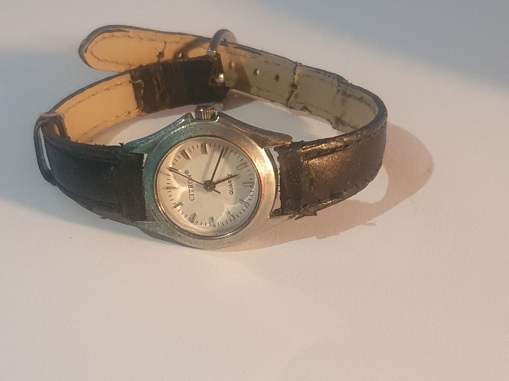 Lot 192: Vintage citron watch