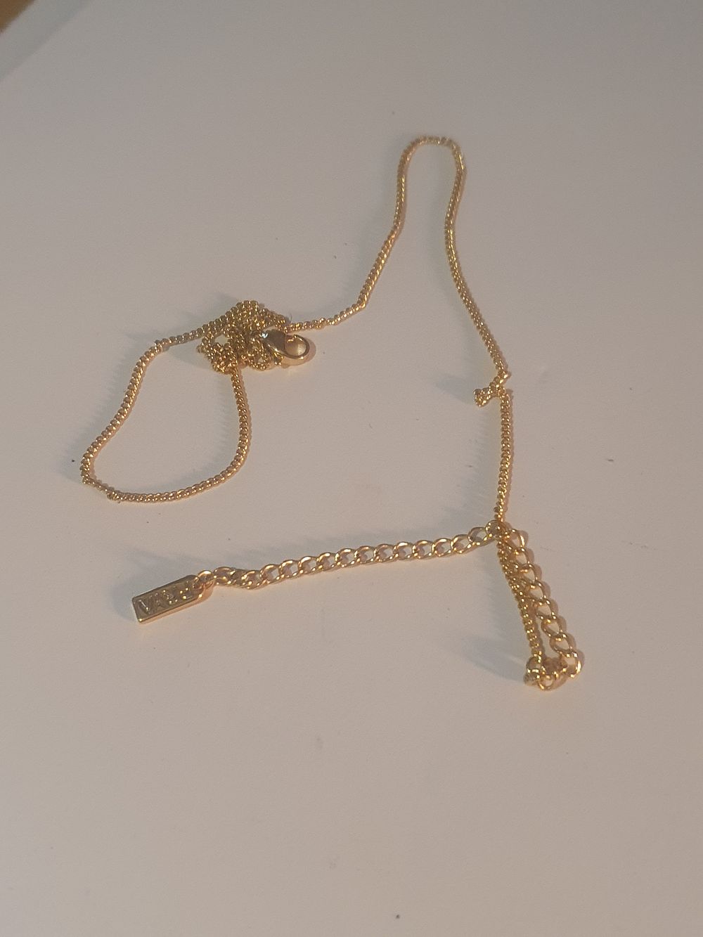 Lot 108: Fine gold tone chain