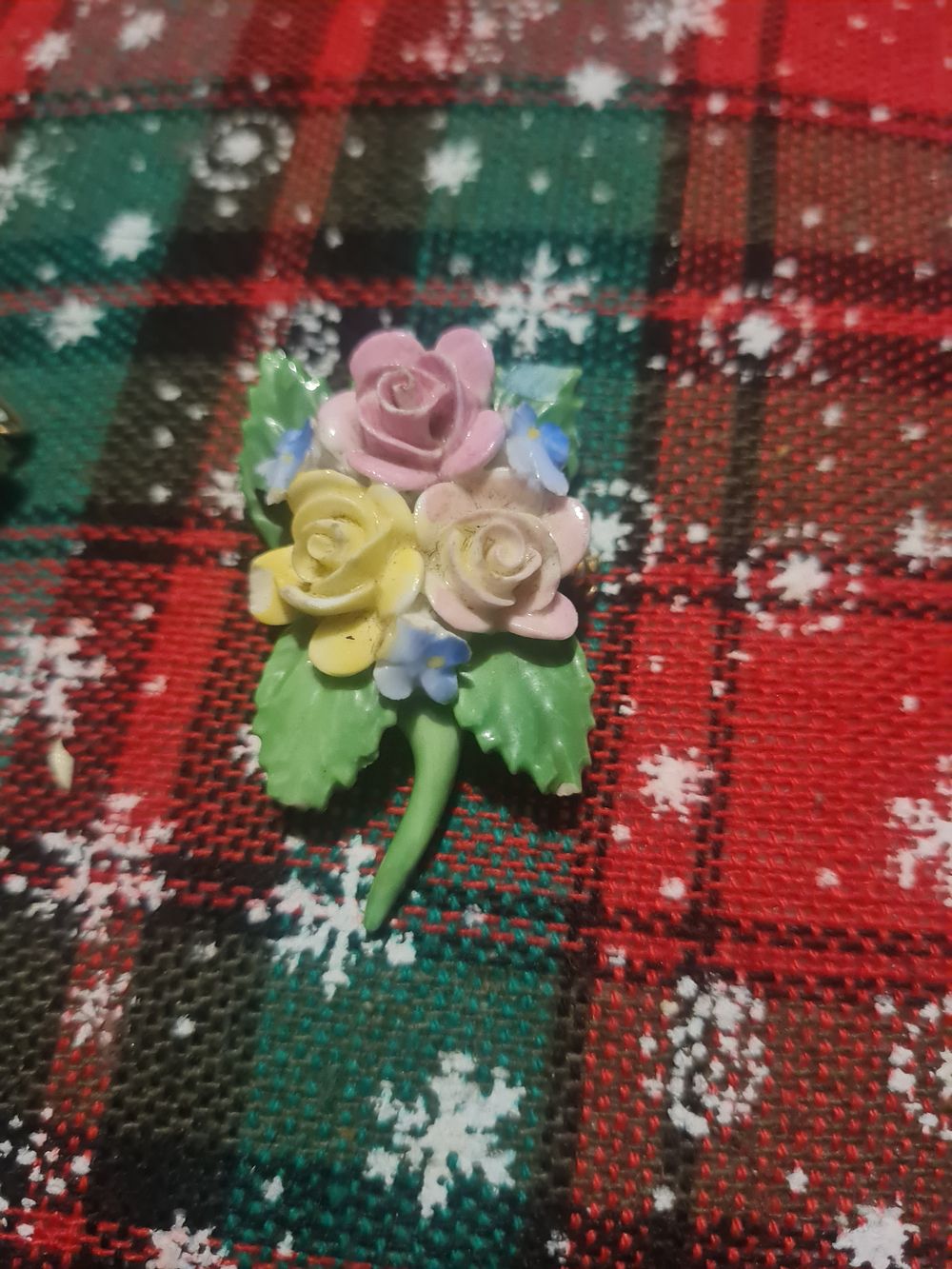 Lot 127: Flower broach
