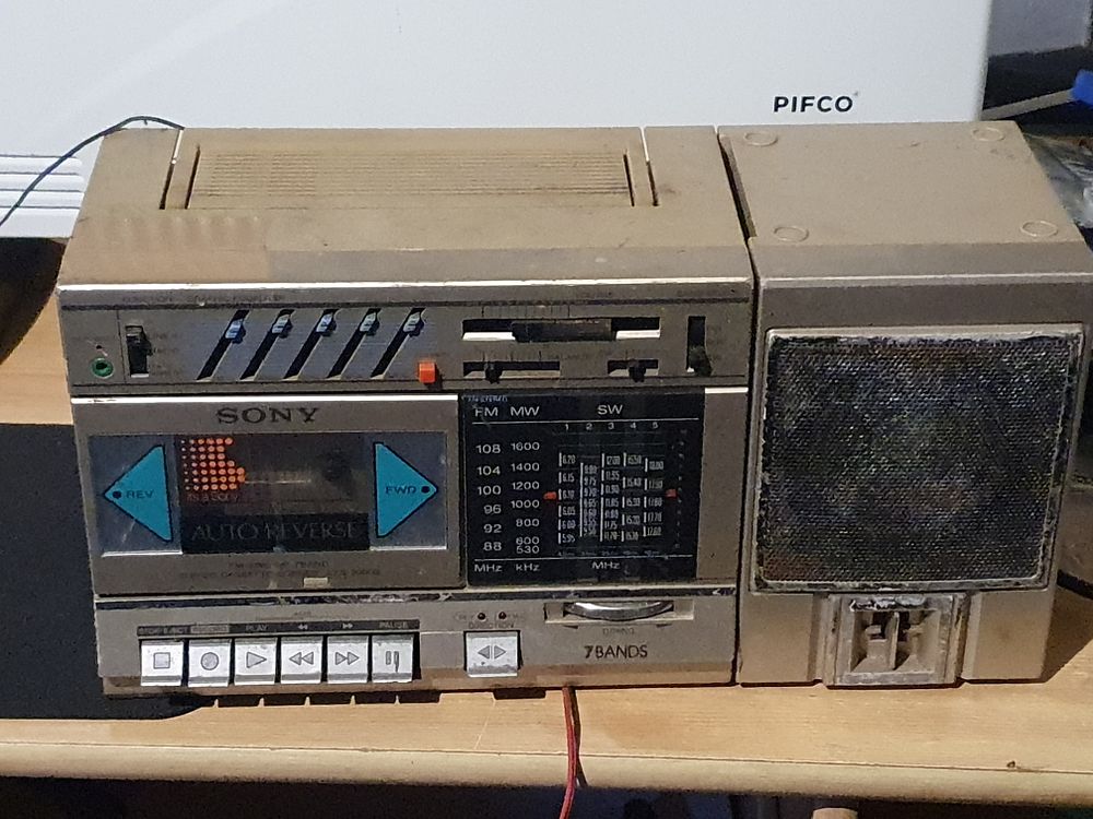 Lot 283: Vintage radio