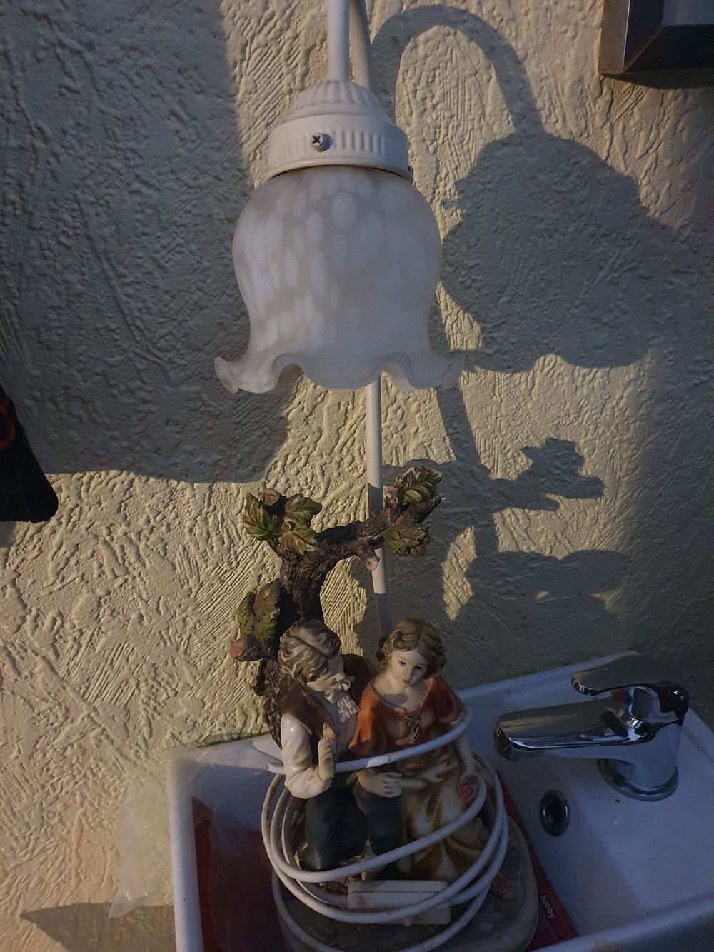 Lot 290: Vintage lamp