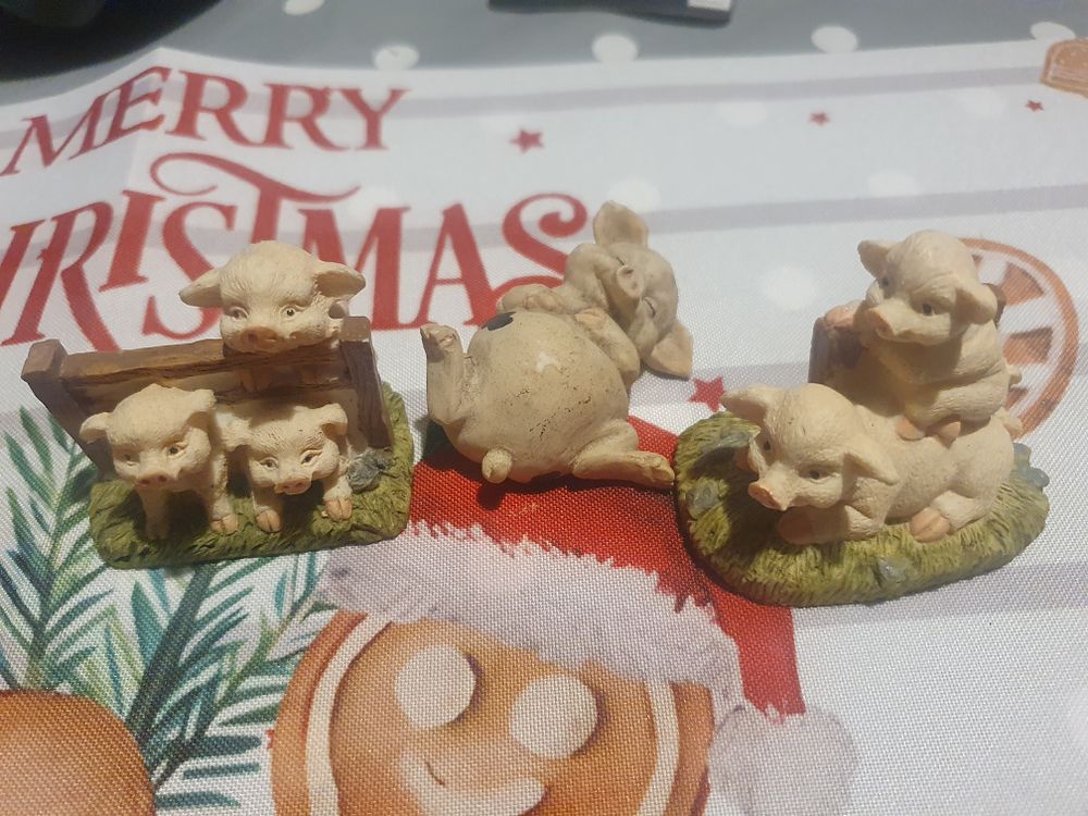 Lot 337: 3 pig figurines