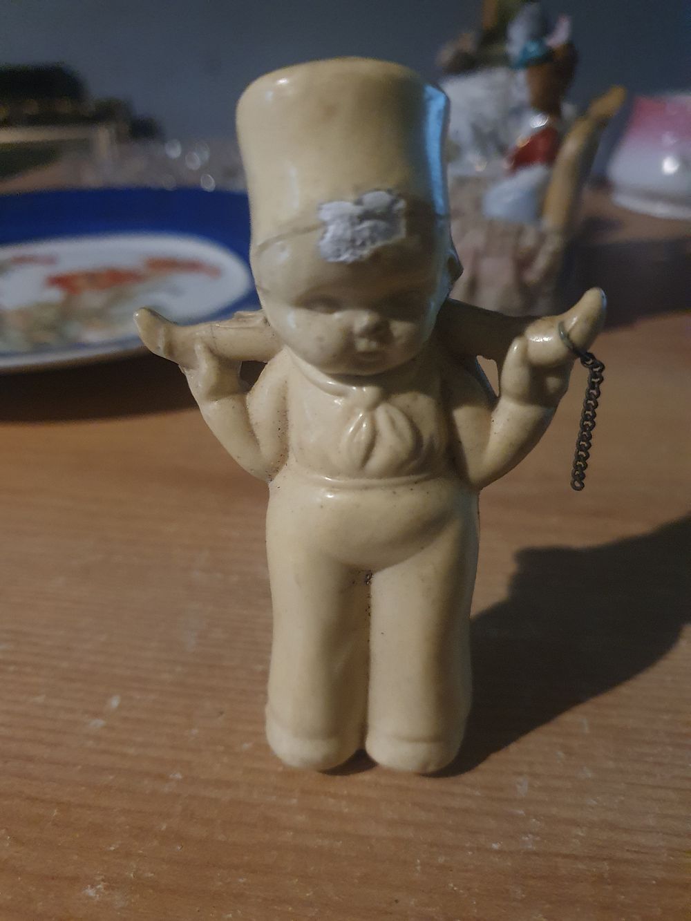 Lot 382: Vintage figurine