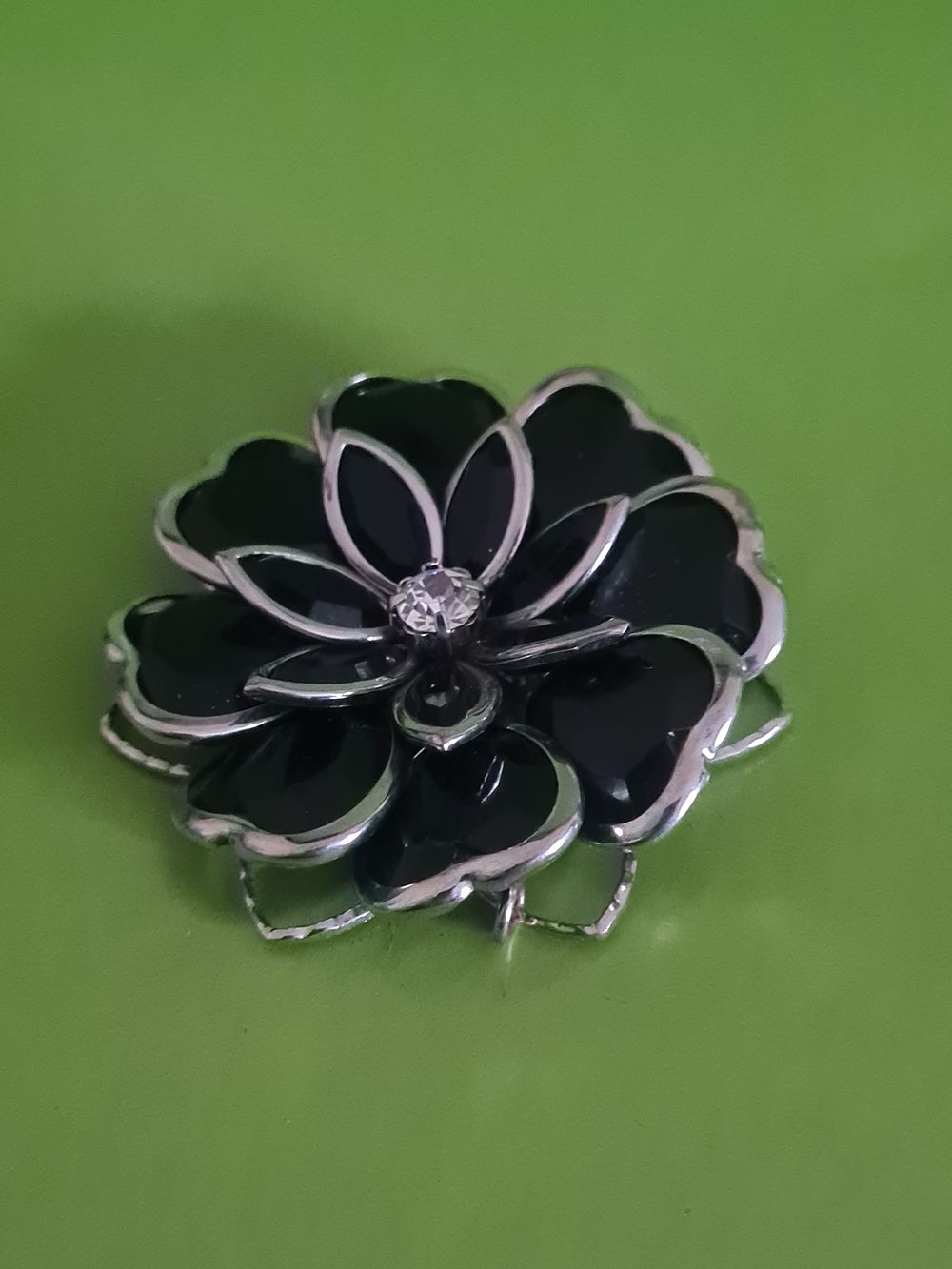 Lot 95: Large flower pendant