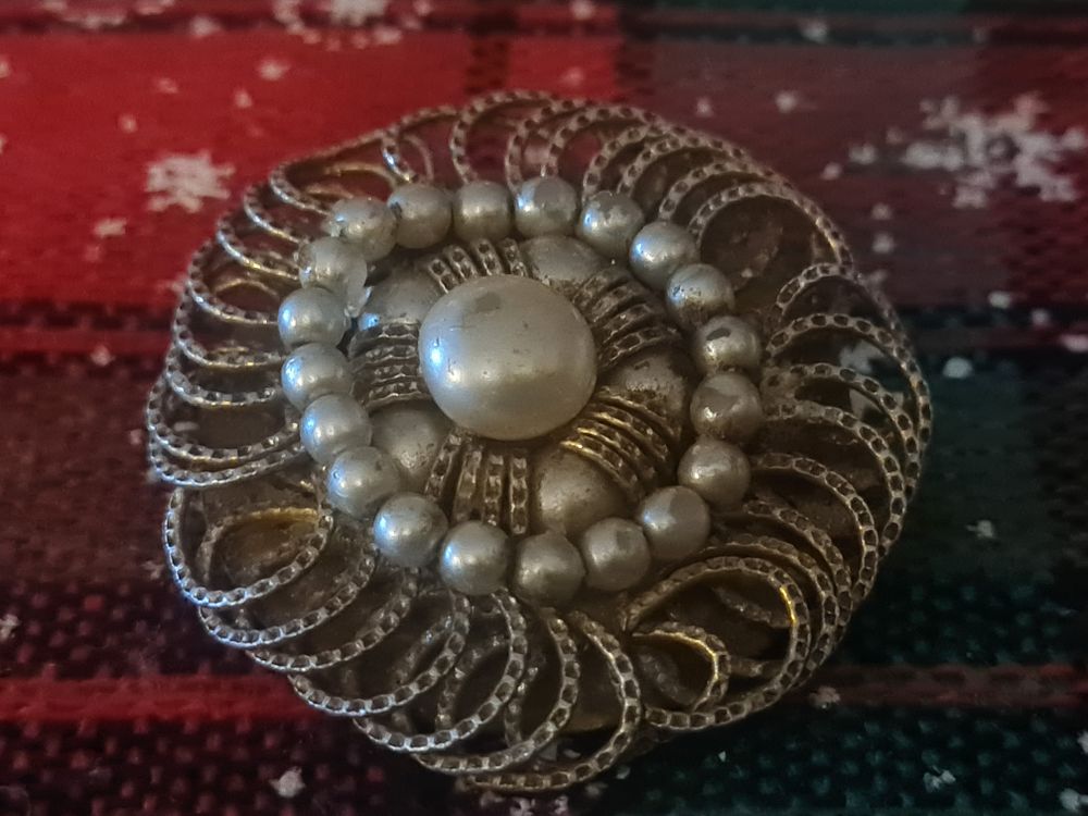 Lot 169: Vintage broach