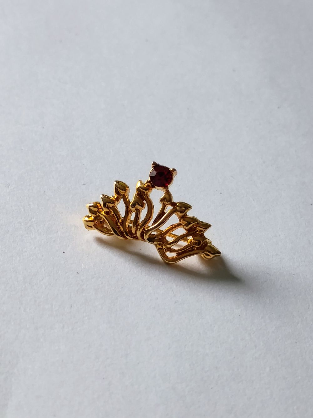 Lot 202: Single Red stone Crown style broach