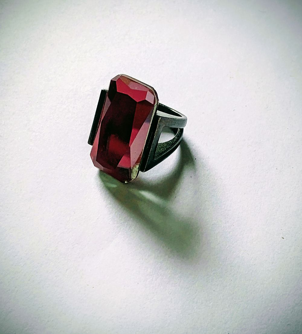 Lot 206: Red rectangular stone solid Ring