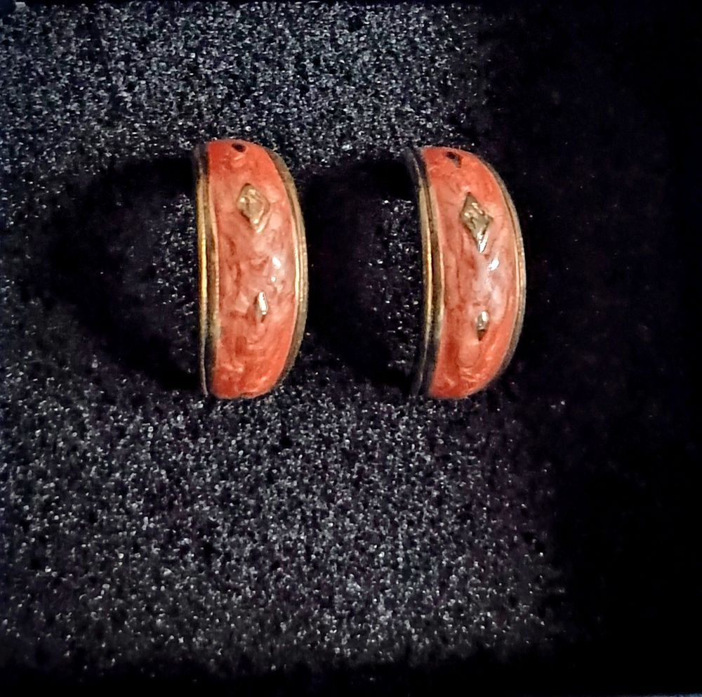 Lot 213: Lovely pair vintage earrings