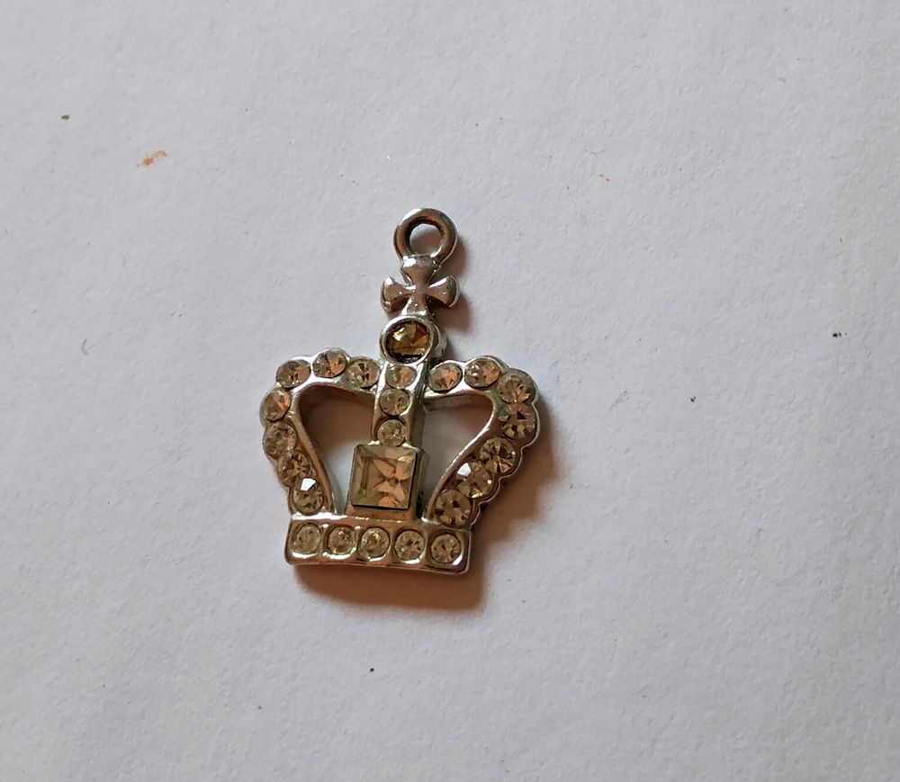 Lot 215: Diamante Crown Pendant