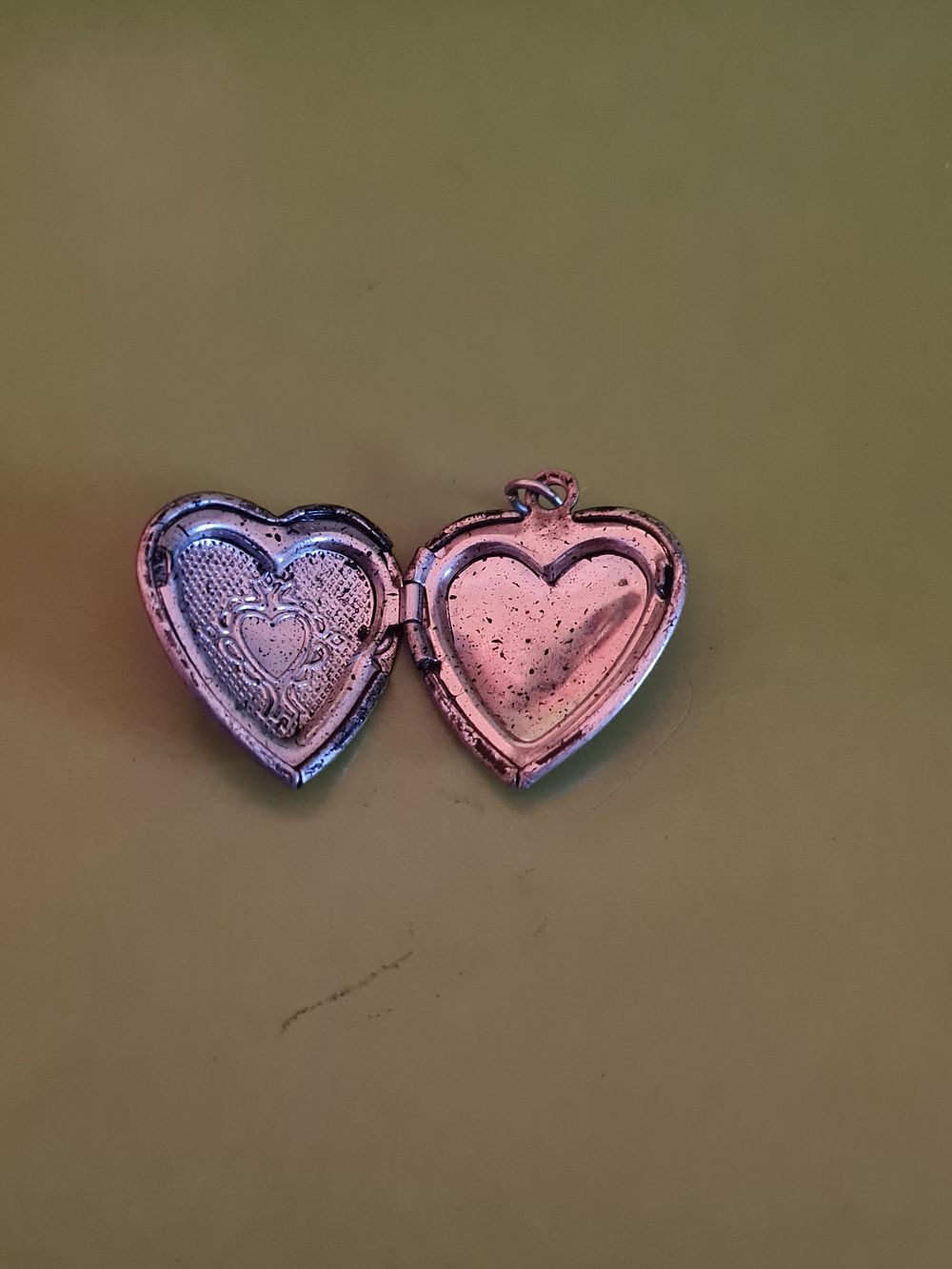 Lot 177a: Double heart locket