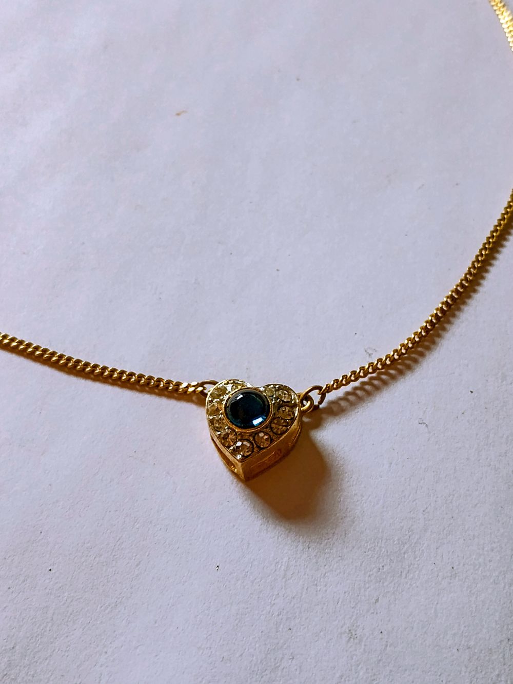 Lot 238: Beautiful Blue stone diamante Heart pendant and chain