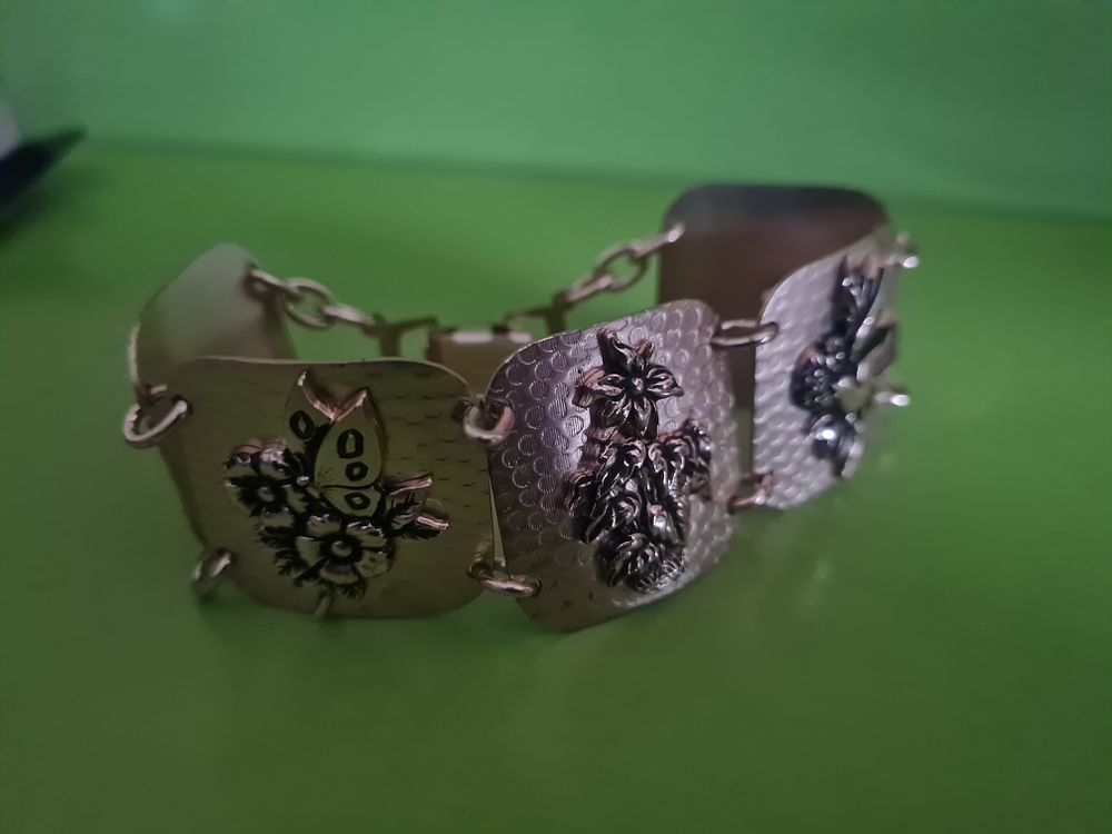 Lot 476: Vintage bangle