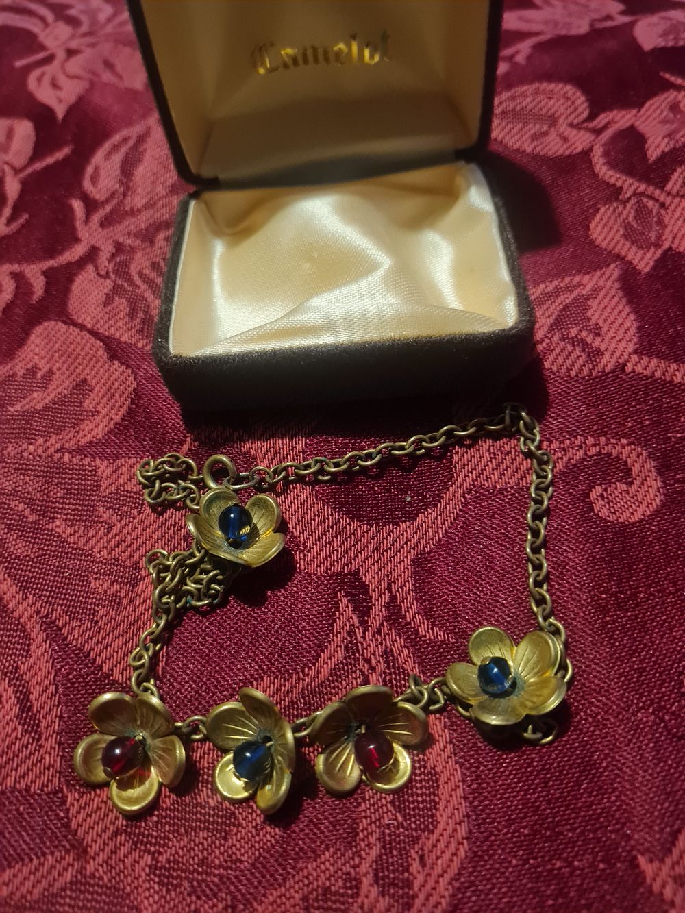 Lot 482: Vintage boxed chain