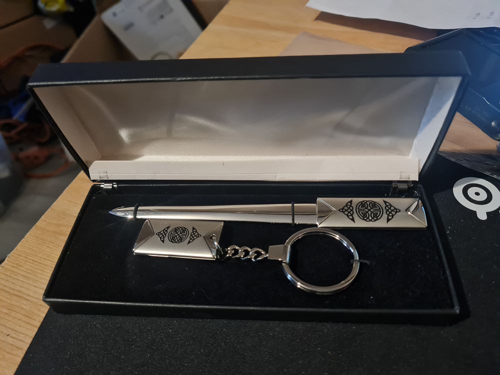 Lot 8q: Case set