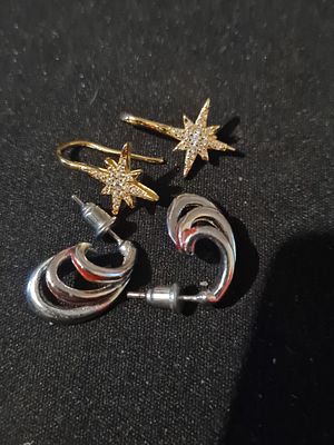 2 pairs of earrings