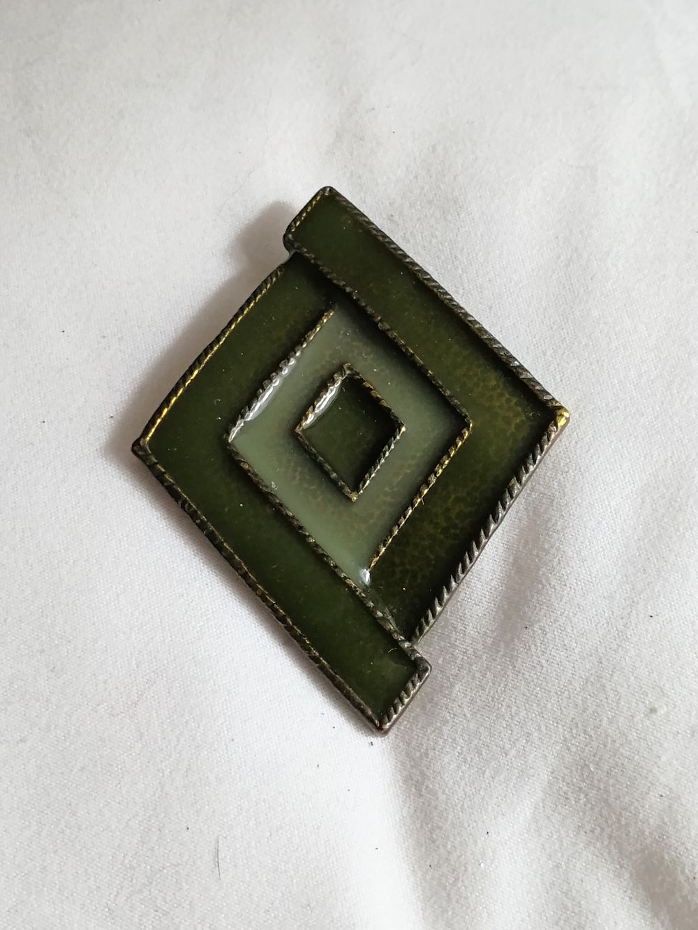 Lot 129: Solid Vintage Pendant