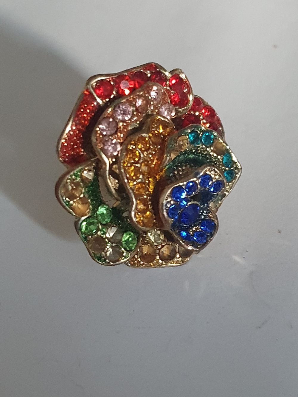 Lot 143: Large multistone ring
