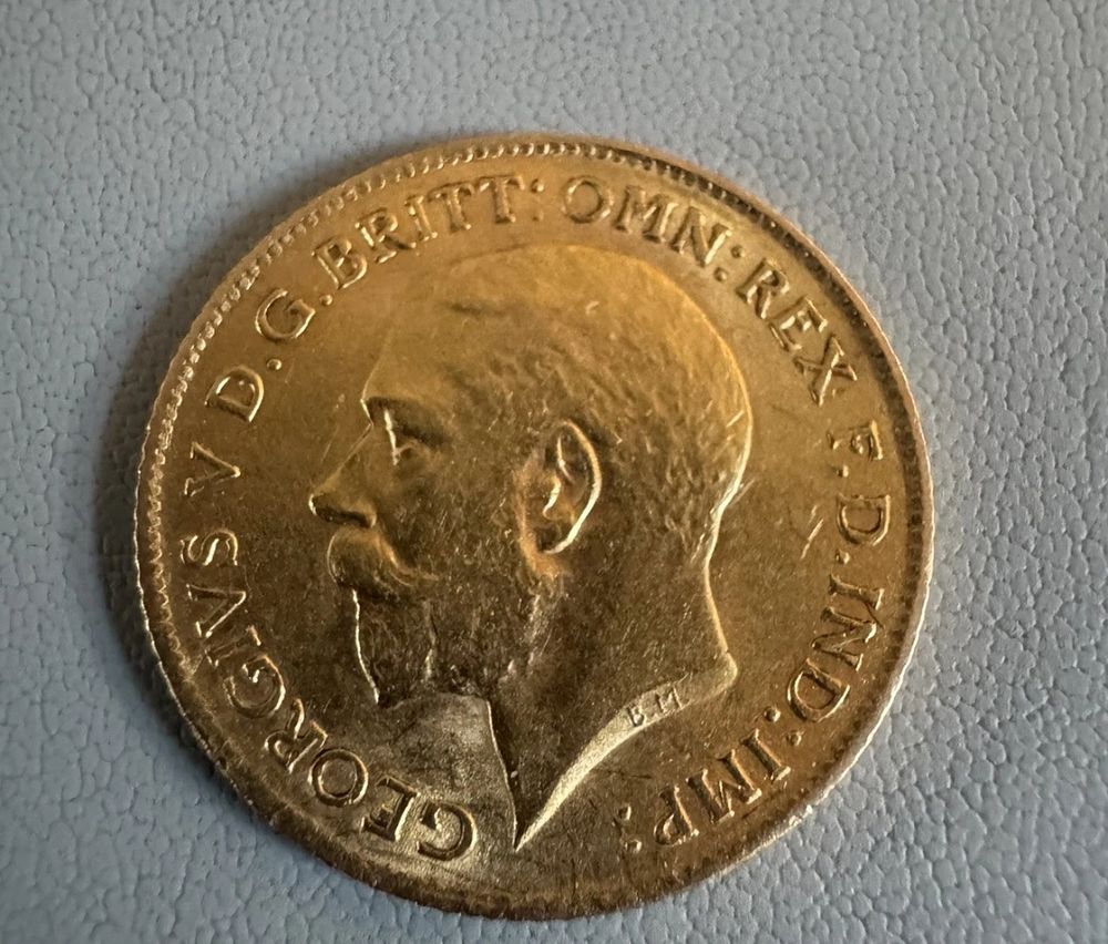 Lot 150: 22ct gold half sovereign