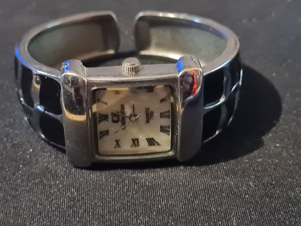 Lot 164: Ladies quartz watch